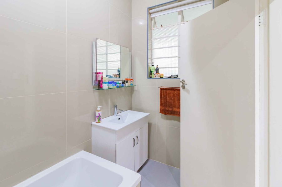 To Let 1 Bedroom Property for Rent in Sea Point Western Cape